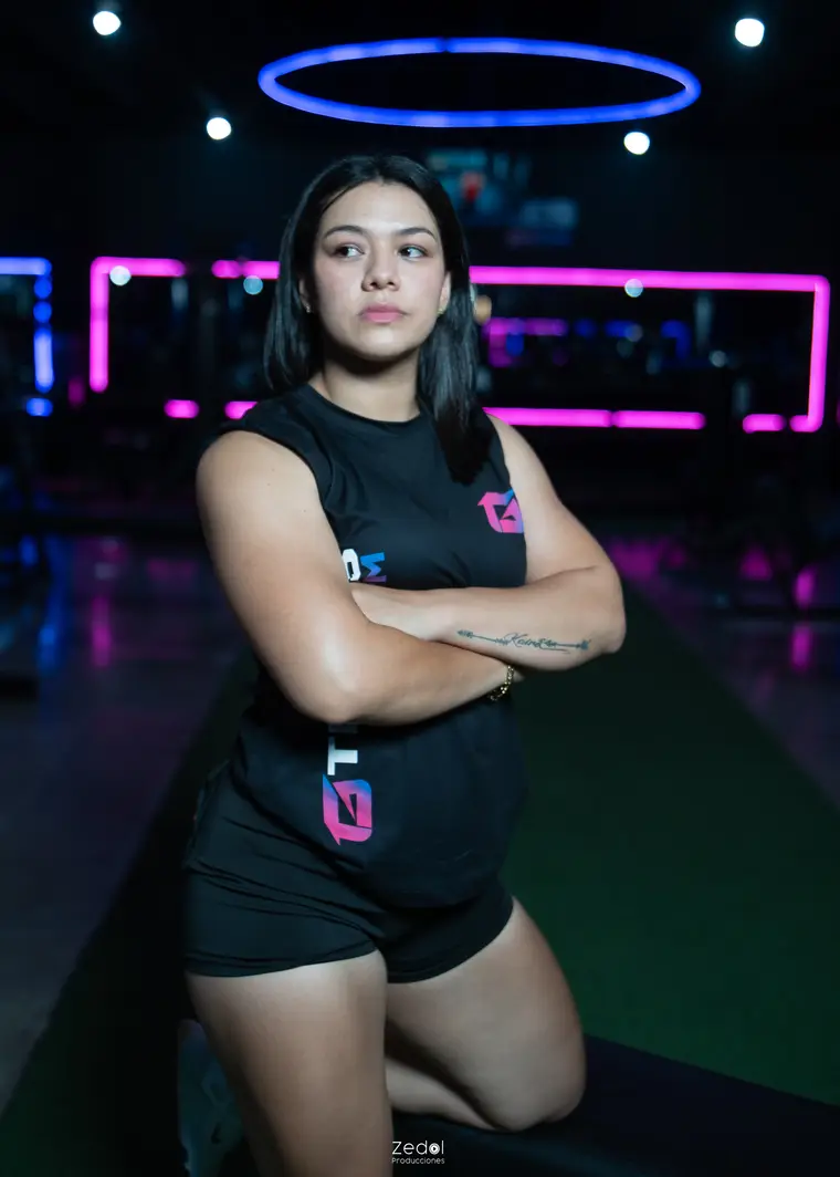 Adriana Canelón, del equipo de Titanes Gym, con el uniforme negro del gimnasio