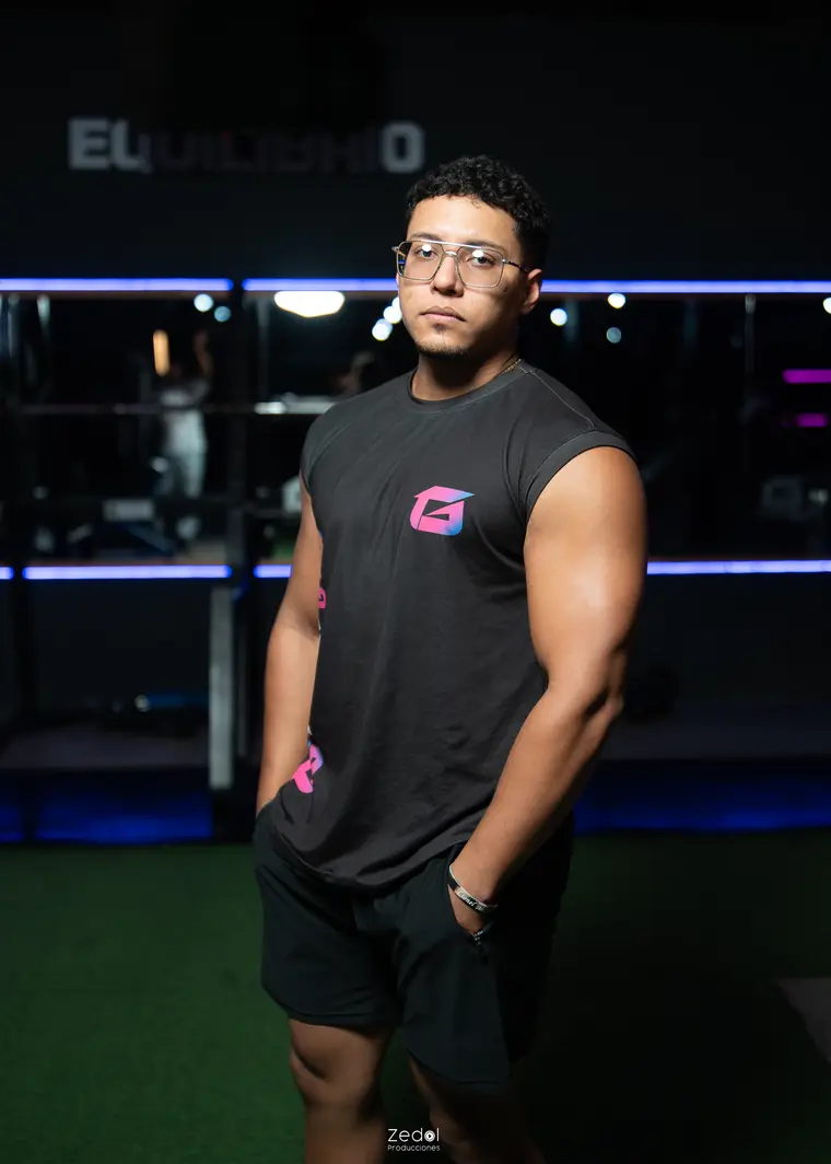 Jeison Hosto, del equipo de Titanes Gym, con el uniforme negro del gimnasio