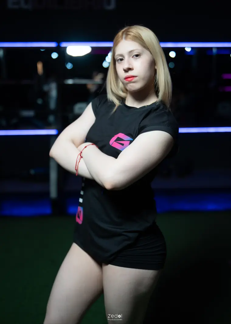 María Medina, del equipo de Titanes Gym, con el uniforme negro del gimnasio