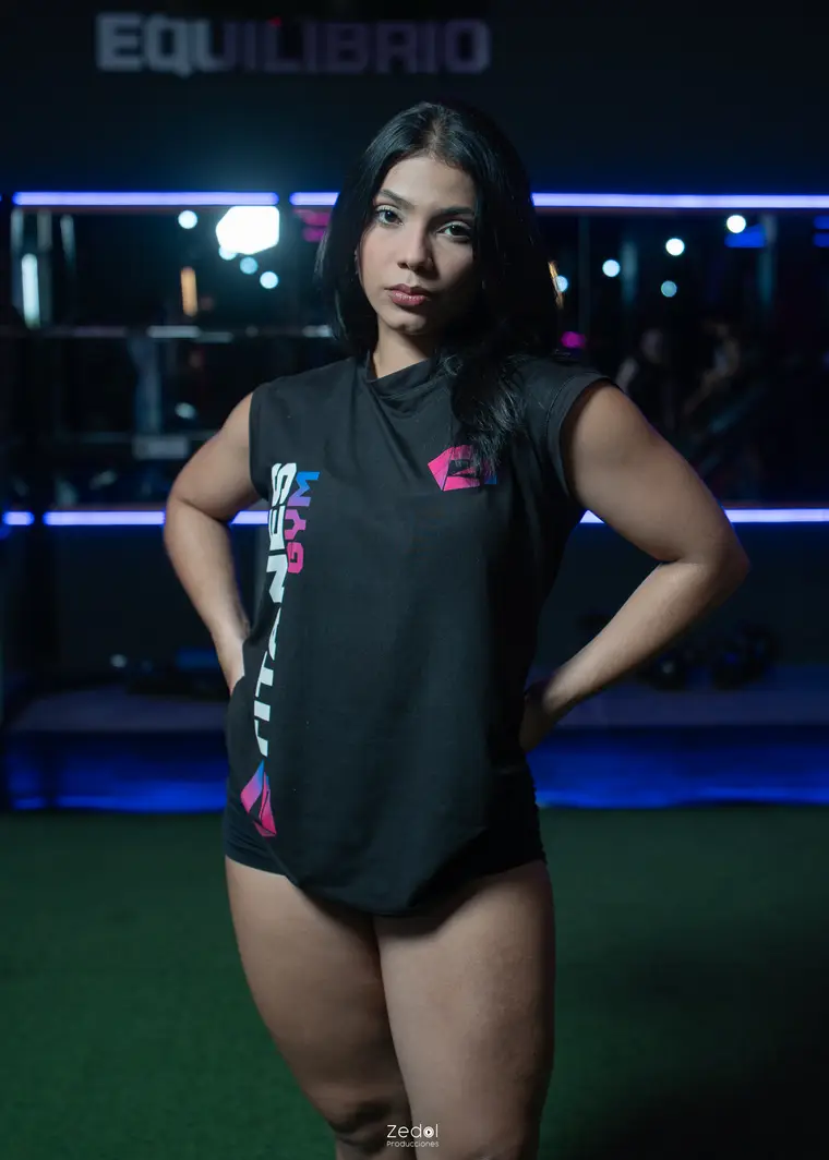 Marynel Pacheco, del equipo de Titanes Gym, con el uniforme negro del gimnasio