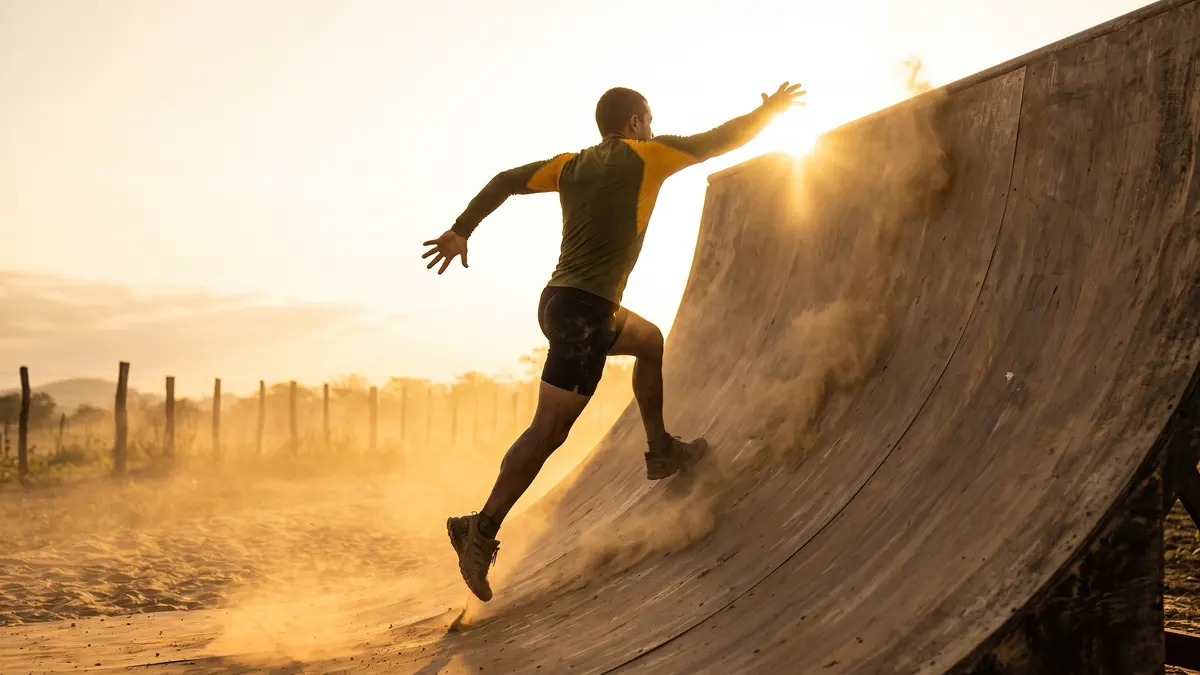 Atleta corriendo cuesta arriba por una rampa de madera