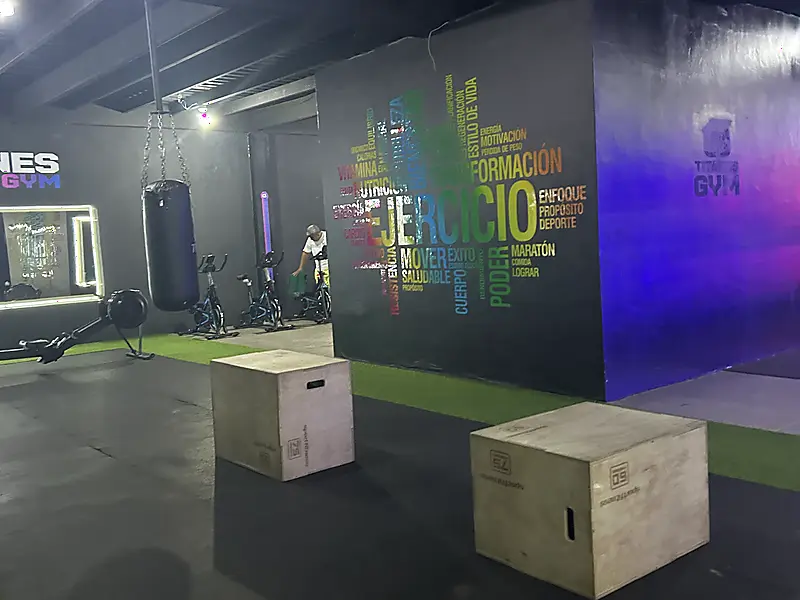 Mural con la palabra Ejercicio y valores del gimnasio en letras de colores